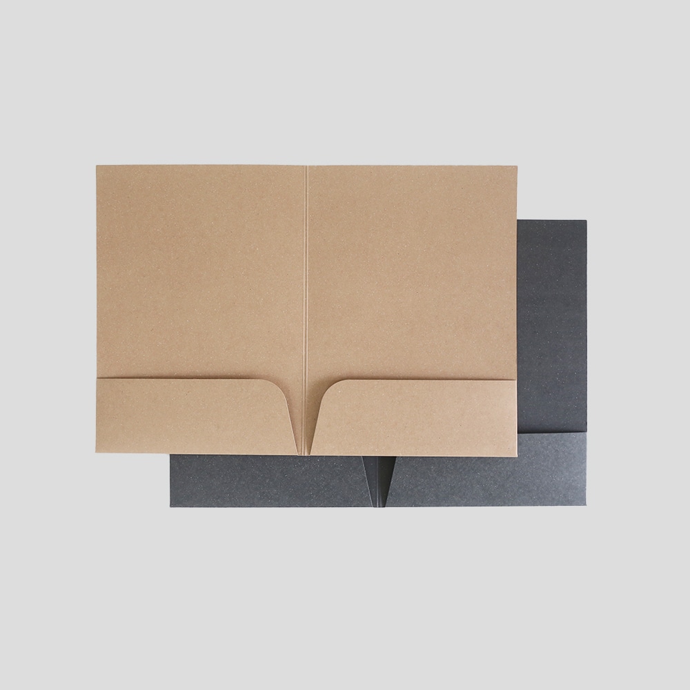 Aufgeschlagene Dokumentenmappe Paperholder A4 in kraft und schwarz.